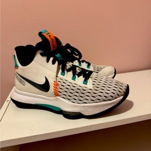 White Nike Lebron size 8.5